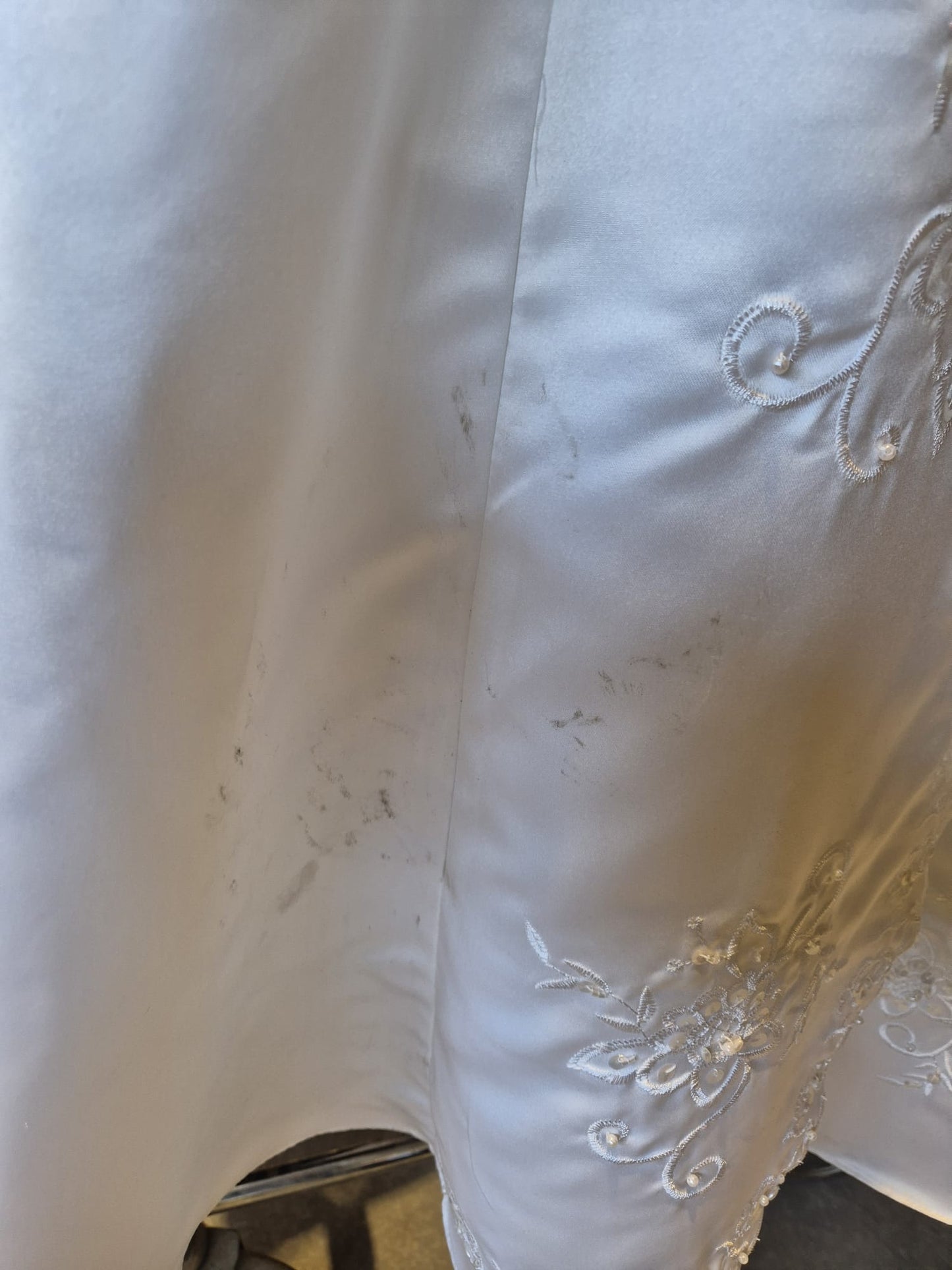 Kommunionkleid mit Stickereien und Jäckchen