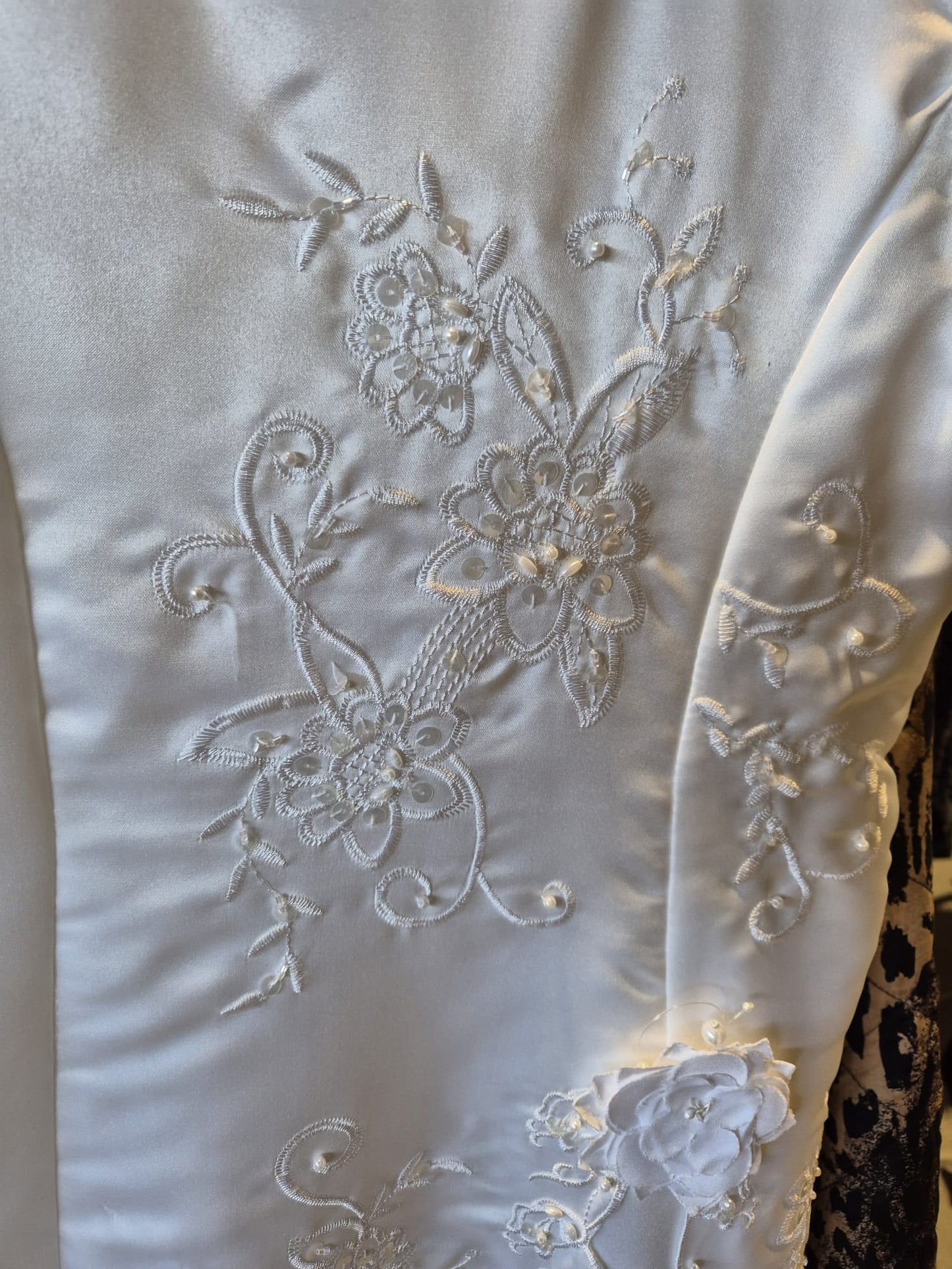 Kommunionkleid mit Stickereien und Jäckchen