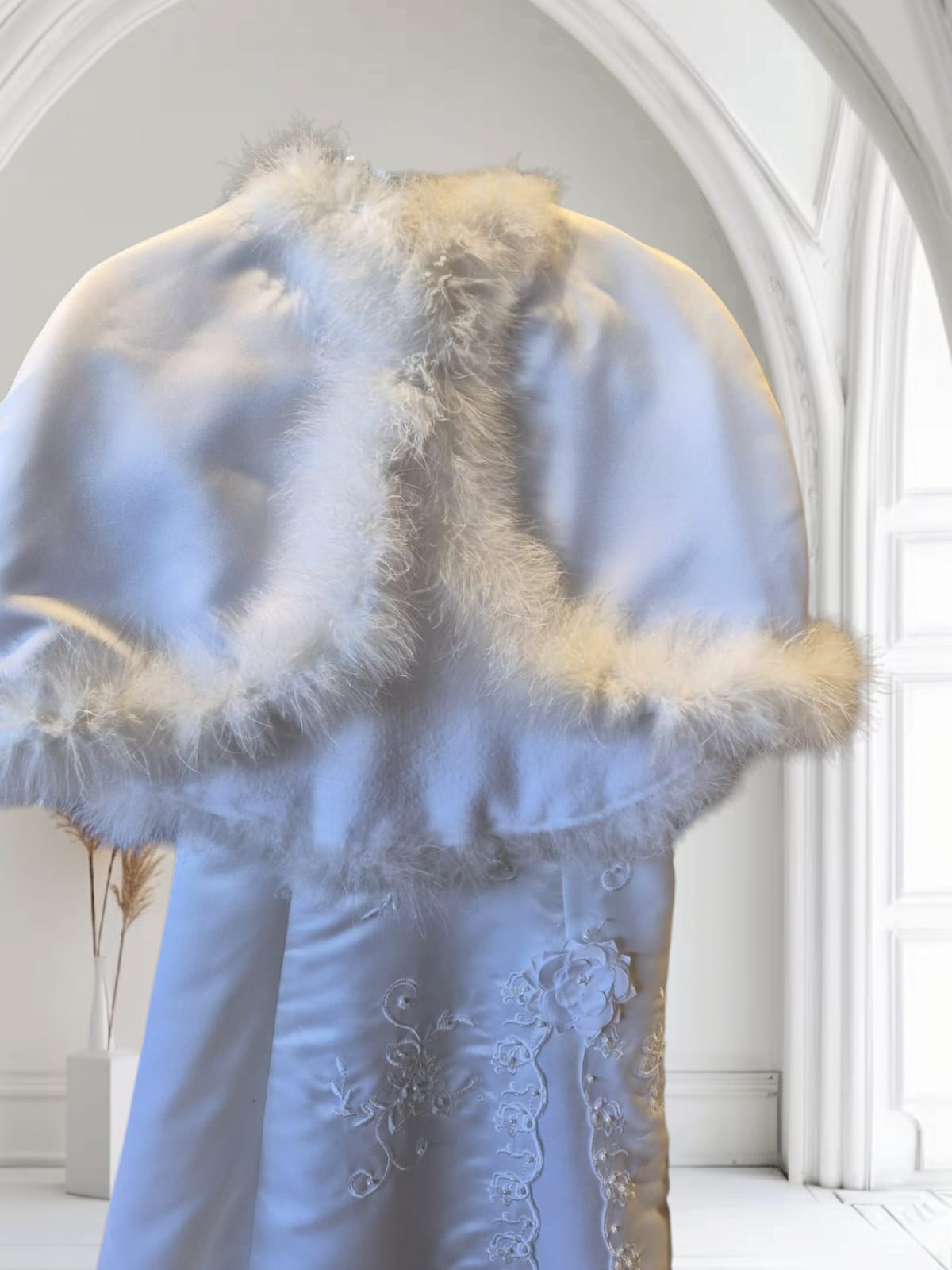 Kommunionkleid mit Stickereien und Jäckchen