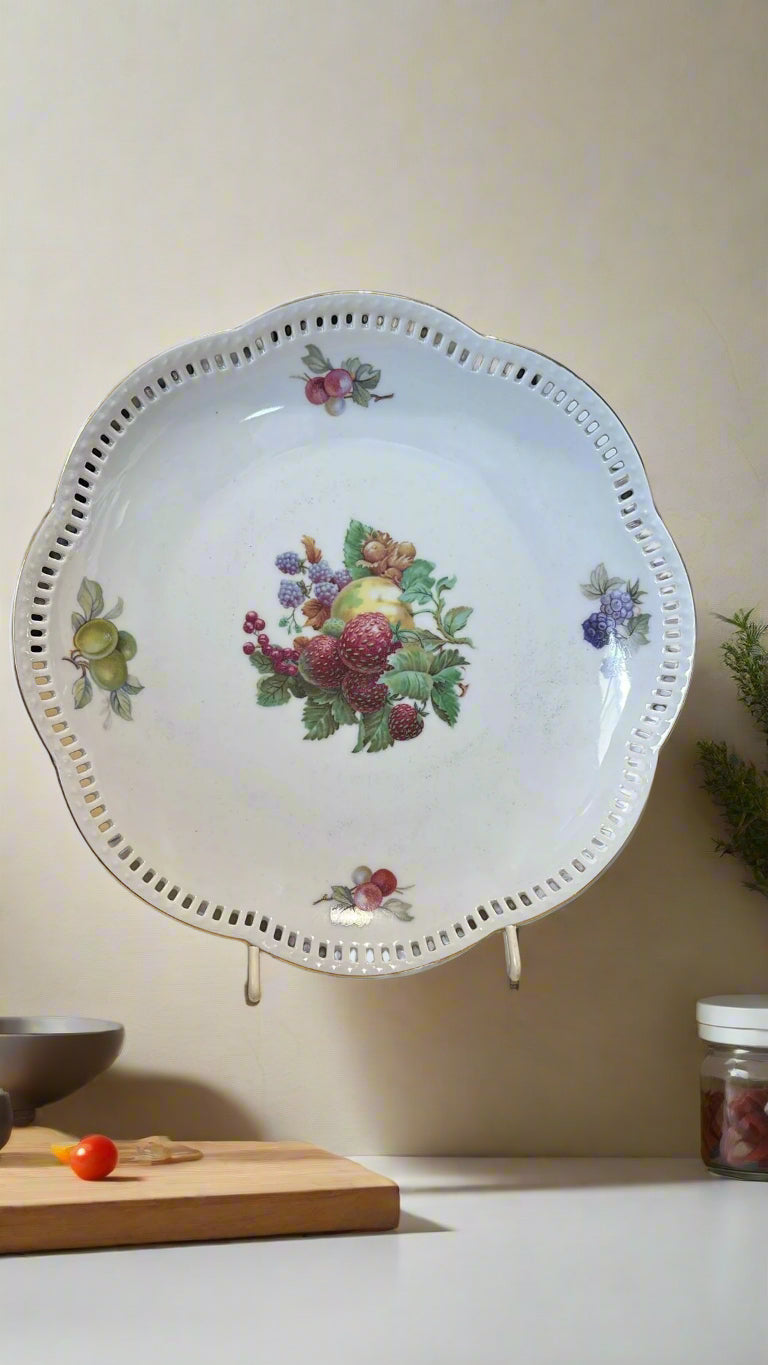 Porzellan Teller mit Früchtemuster ca. 23 cm