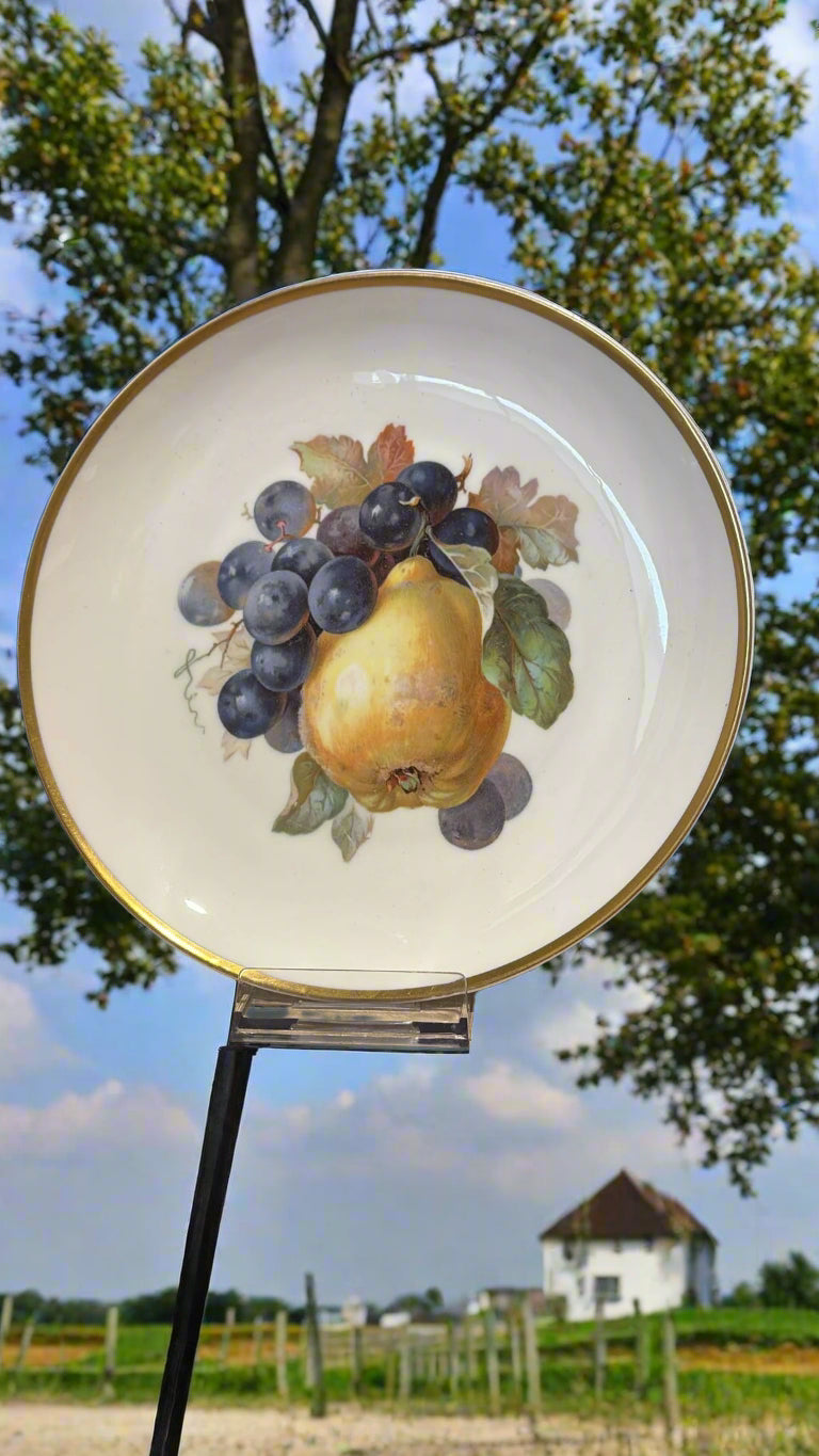 Porzellanteller mit Birnenmuster und Goldrand ca. 17 cm