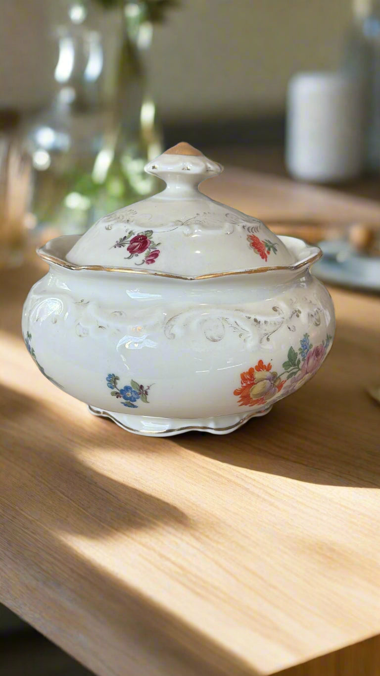 Porzellan Deckeldose ca. 15 cm mit Blumenmuster