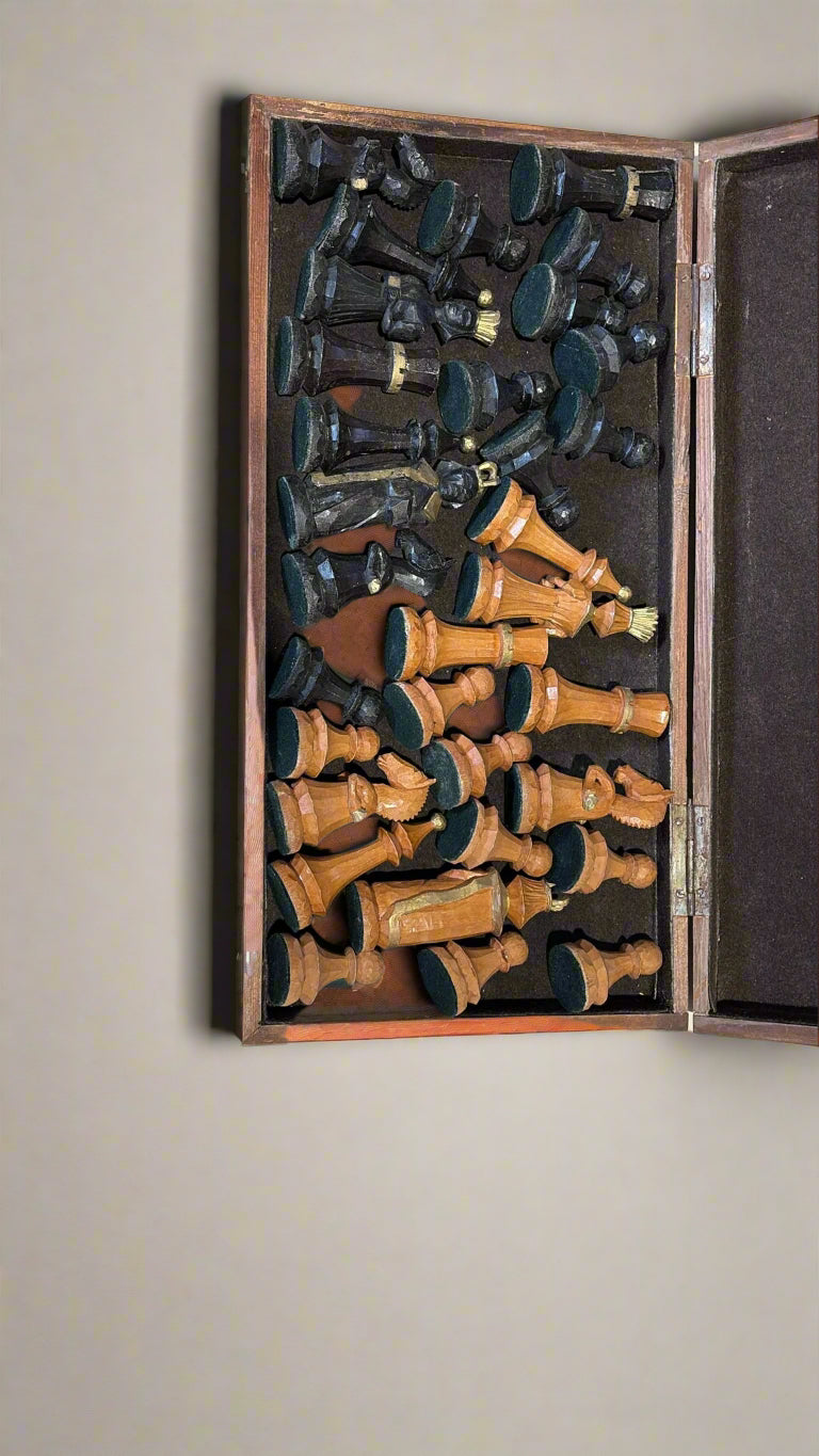 Schachspiel mit Holzfiguren