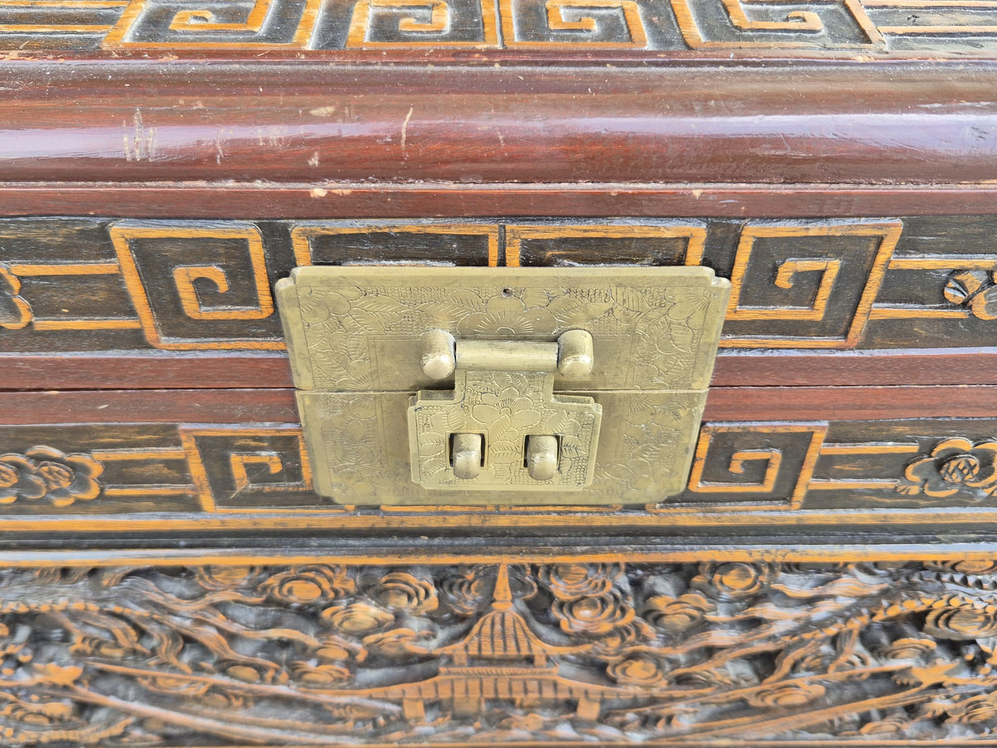 Holztruhe Chinesisches Motiv Abmessung L89 x B45 x H44cm.