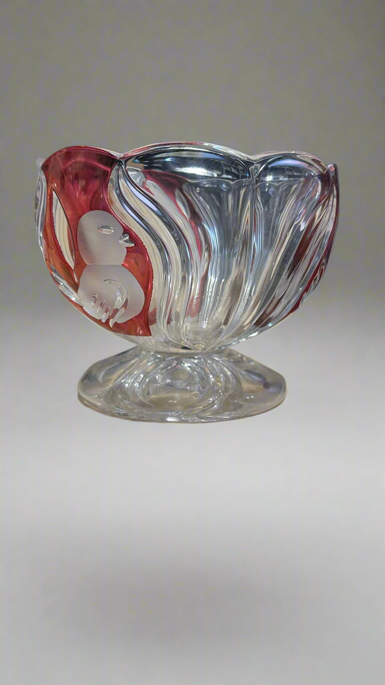 Glas Schale mit geschliffenen Verzierungen