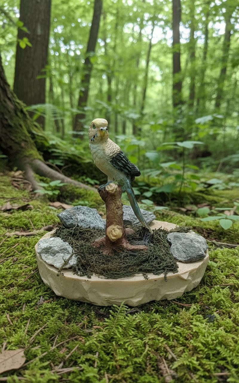 Wellensittich Figur auf einem Baumstumpf mit Stein.