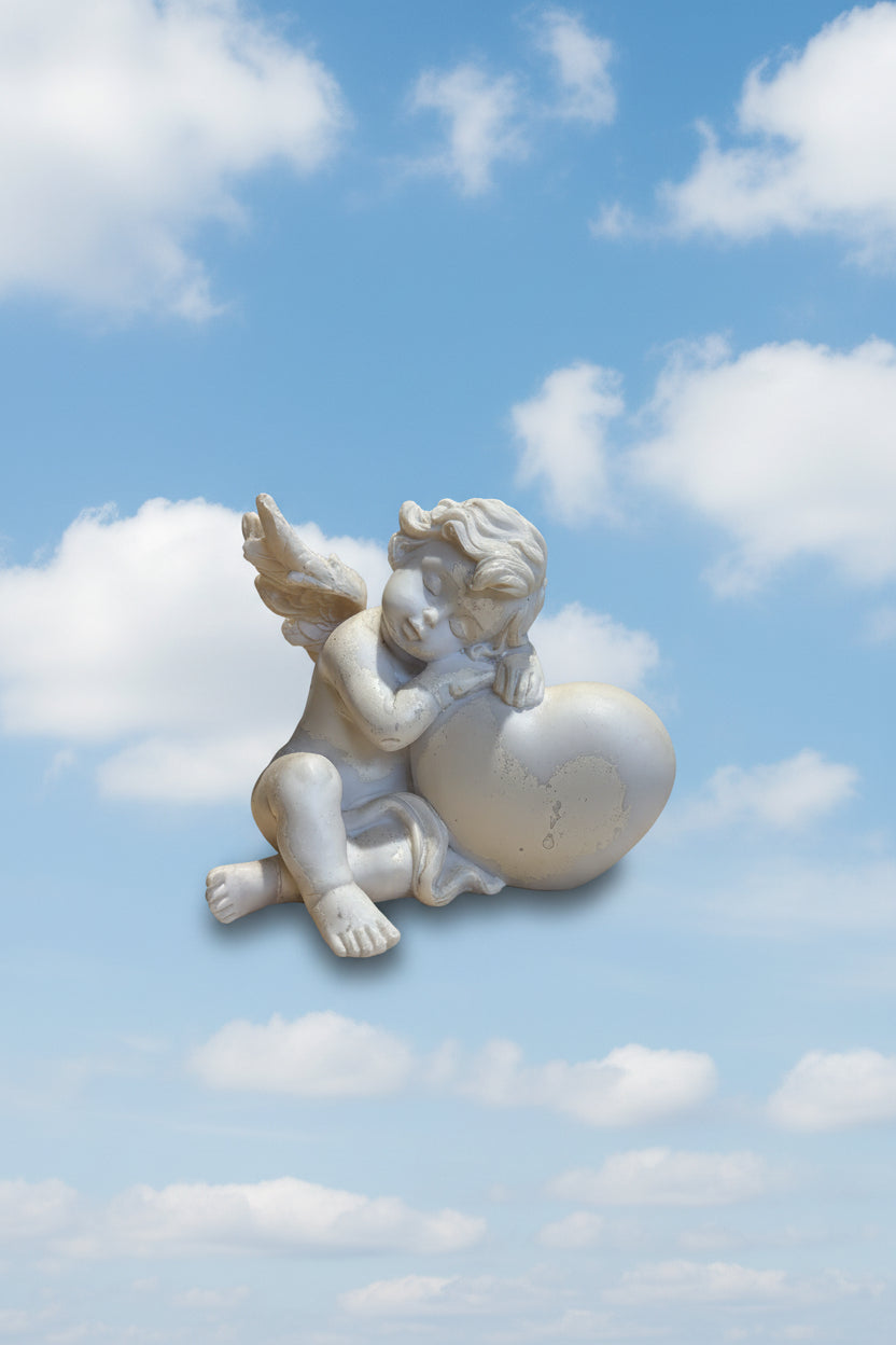 Engel Figur über einem Herz ca. 8 cm hoch