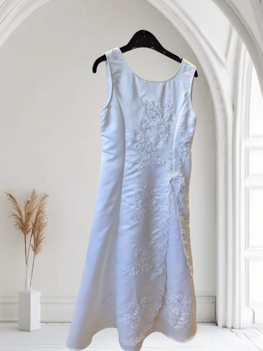 Kommunionkleid mit Stickereien und Jäckchen
