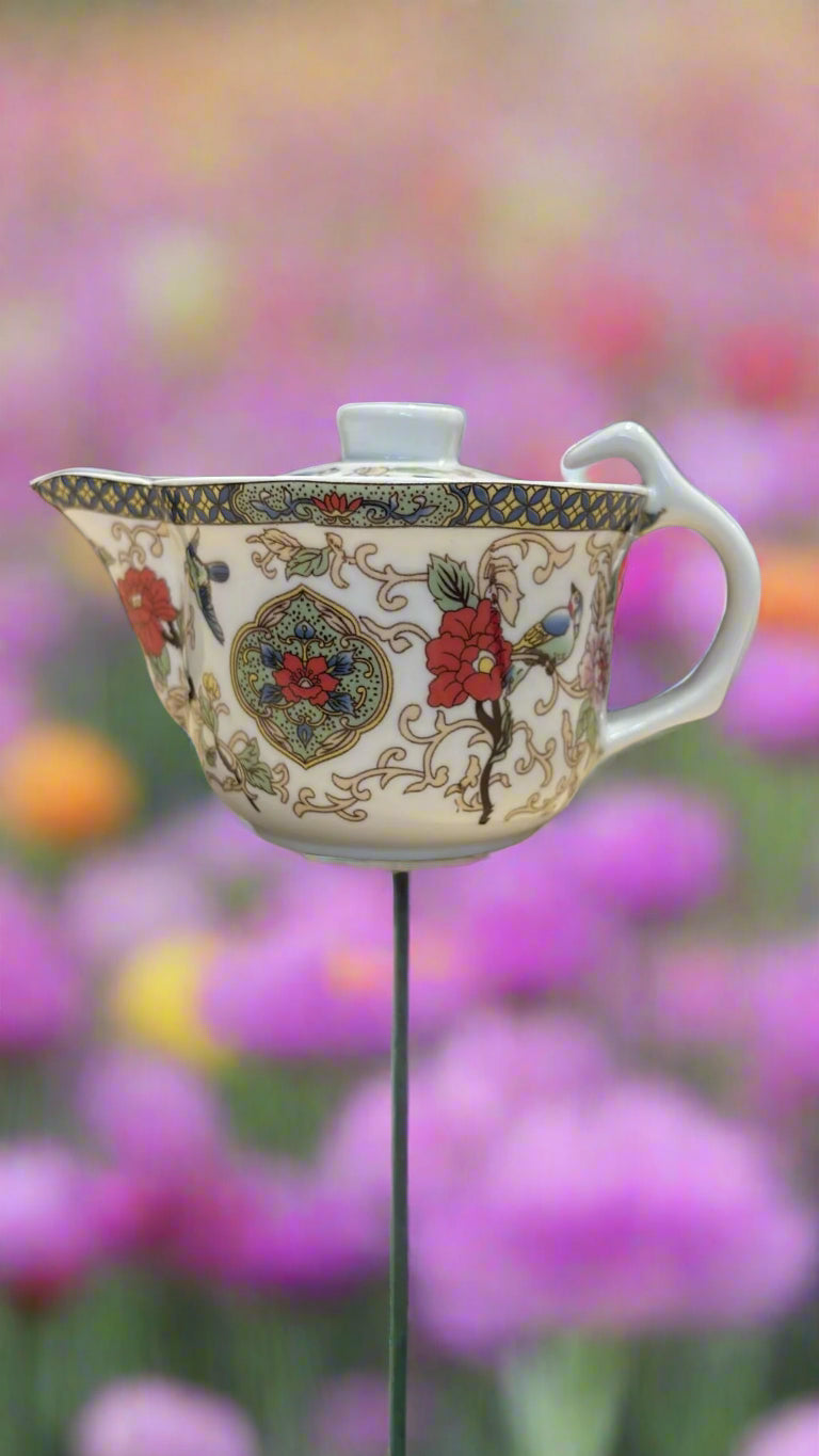 Kleine Porzellan Teekanne mit Chinesischem Motiv ca. 8.5 cm