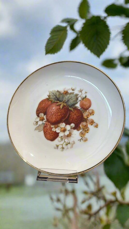 Porzellanteller mit Erdbeere ca. 18 cm
