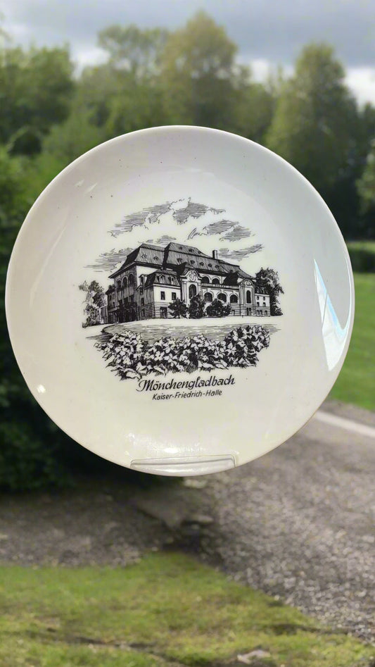 Porzellanteller mit Kaiser-Friedlich-Hallen Motiv ca. 20 cm