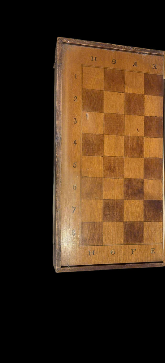 Schachspiel mit Holzfiguren