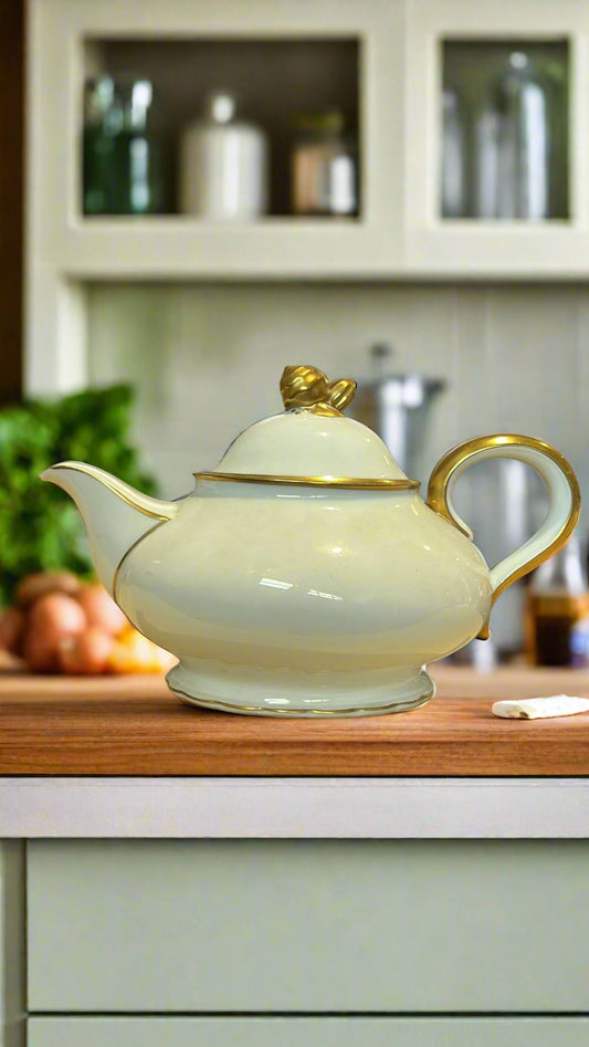 Weiße Teekanne mit goldenen Akzenten ca. 16 cm