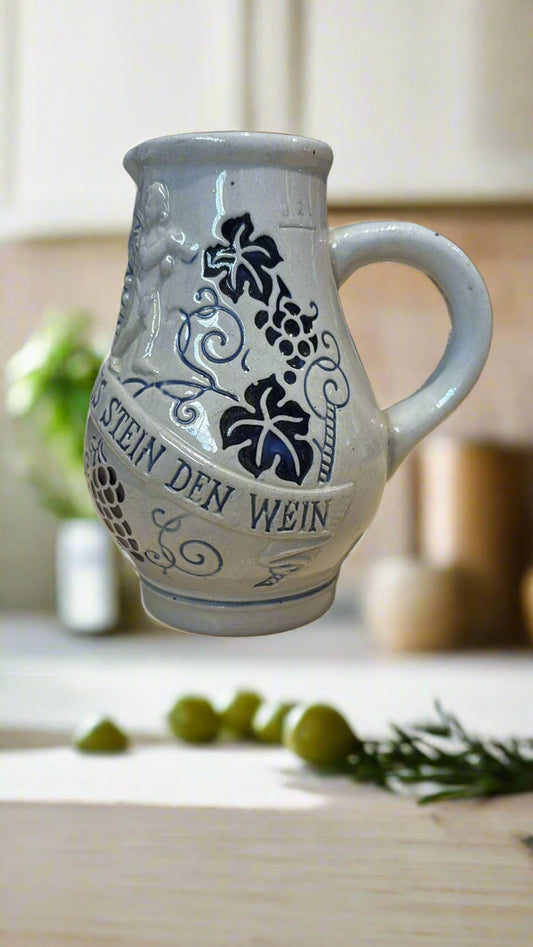 Weinkrug aus Steingut mit Spruch