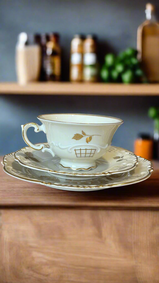 Porzellan Set mit edlem Gold Tasse, Untertasse, Teller