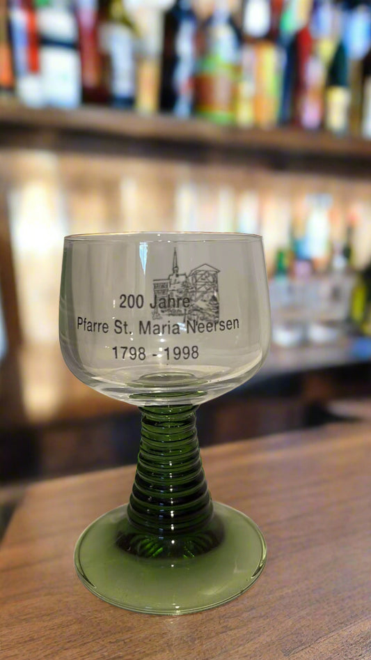 Weinglas Pfarre St. Maria Neersen mit grünem Stiel 0.1l