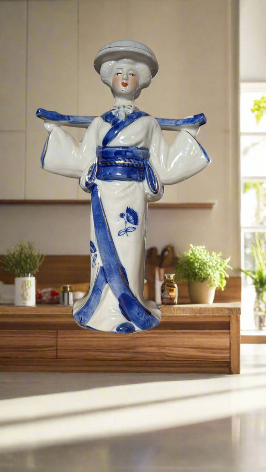 Porzellanfigur mit traditioneller Kleidung
