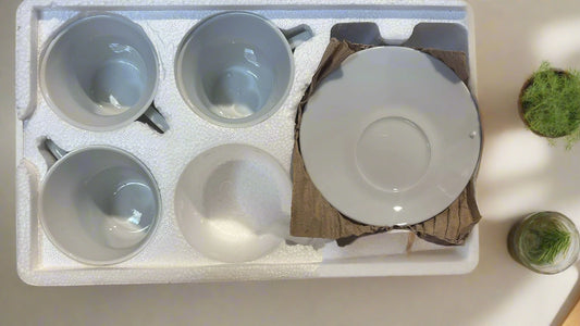 Set bestehend aus 3 Tassen und 3 Untertassen verpackt in Styropor
