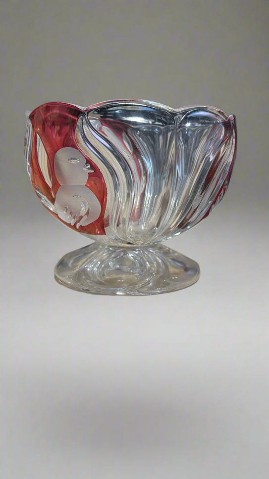 Glas Schale mit geschliffenen Verzierungen