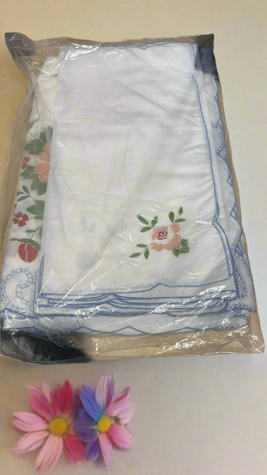 Besticktes Tischdecken Set