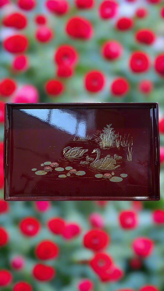 Rotes Lacktablett mit Schwanen Motiv ca. 48 cm breit und 31 cm hoch