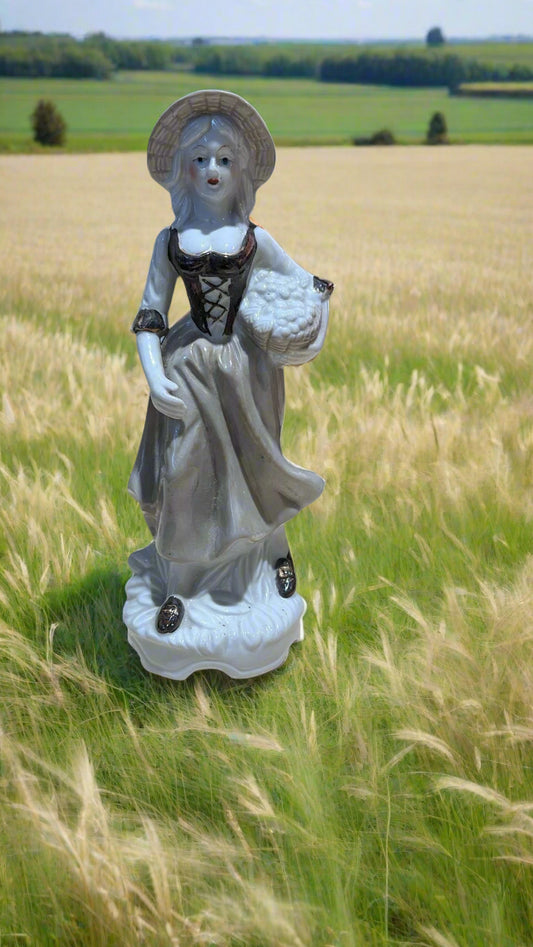 Porzellan Figur , Frau mit Korb