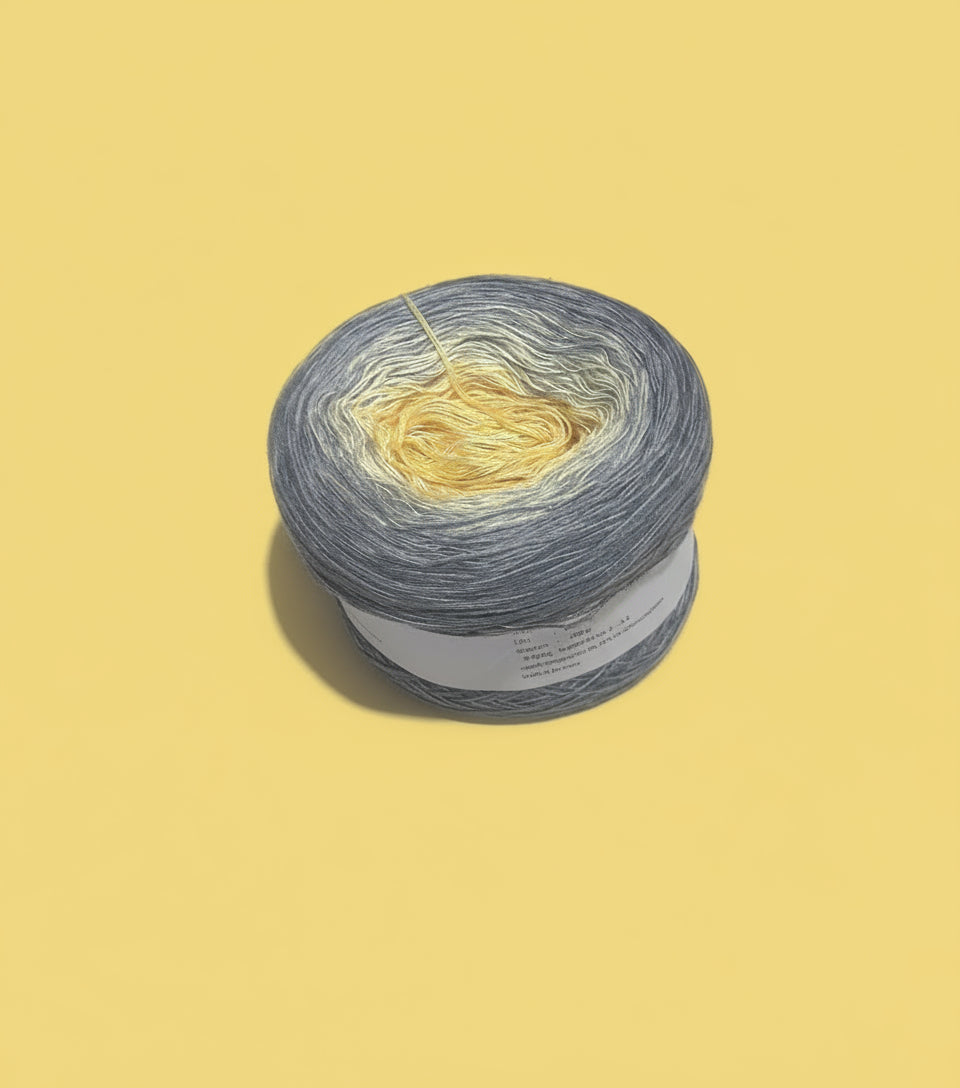 3-Fädiges Garn mit grauen bis gelben Farbverlauf