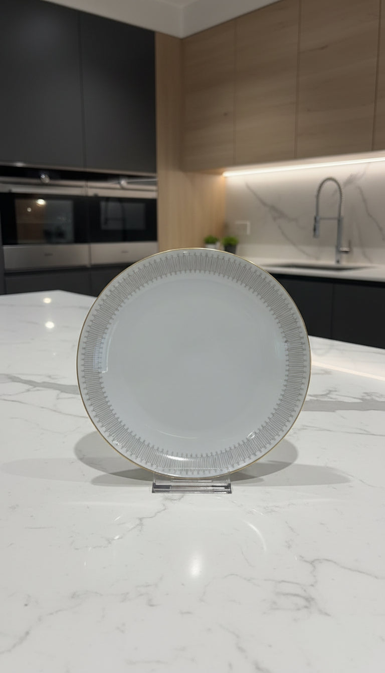 Porzellanteller mit grauen Verzierungen ca. 19,5 cm