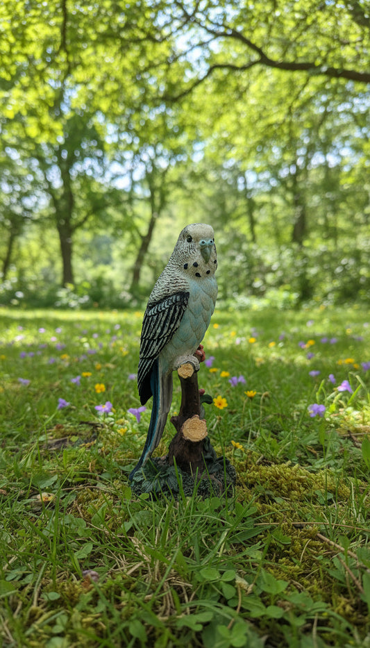 Blaue Wellensittich Figur auf Baumstamm ca. 19,5 cm