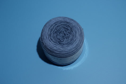 4-Fädiges Garn ,,Taubenblau".