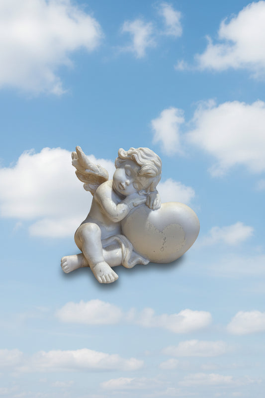 Engel Figur über einem Herz ca. 8 cm hoch