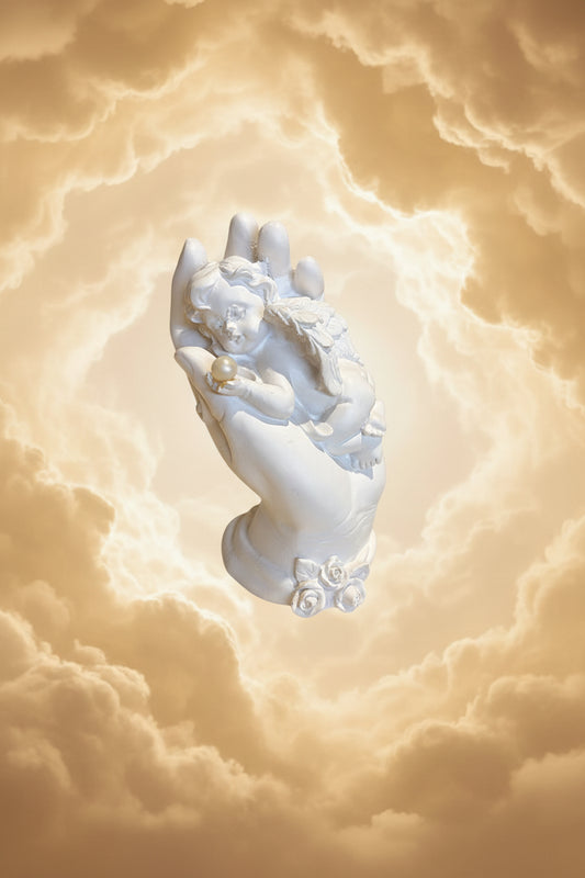 Engelsfigur in einer Hand mit Perle ca. 12 cm hoch